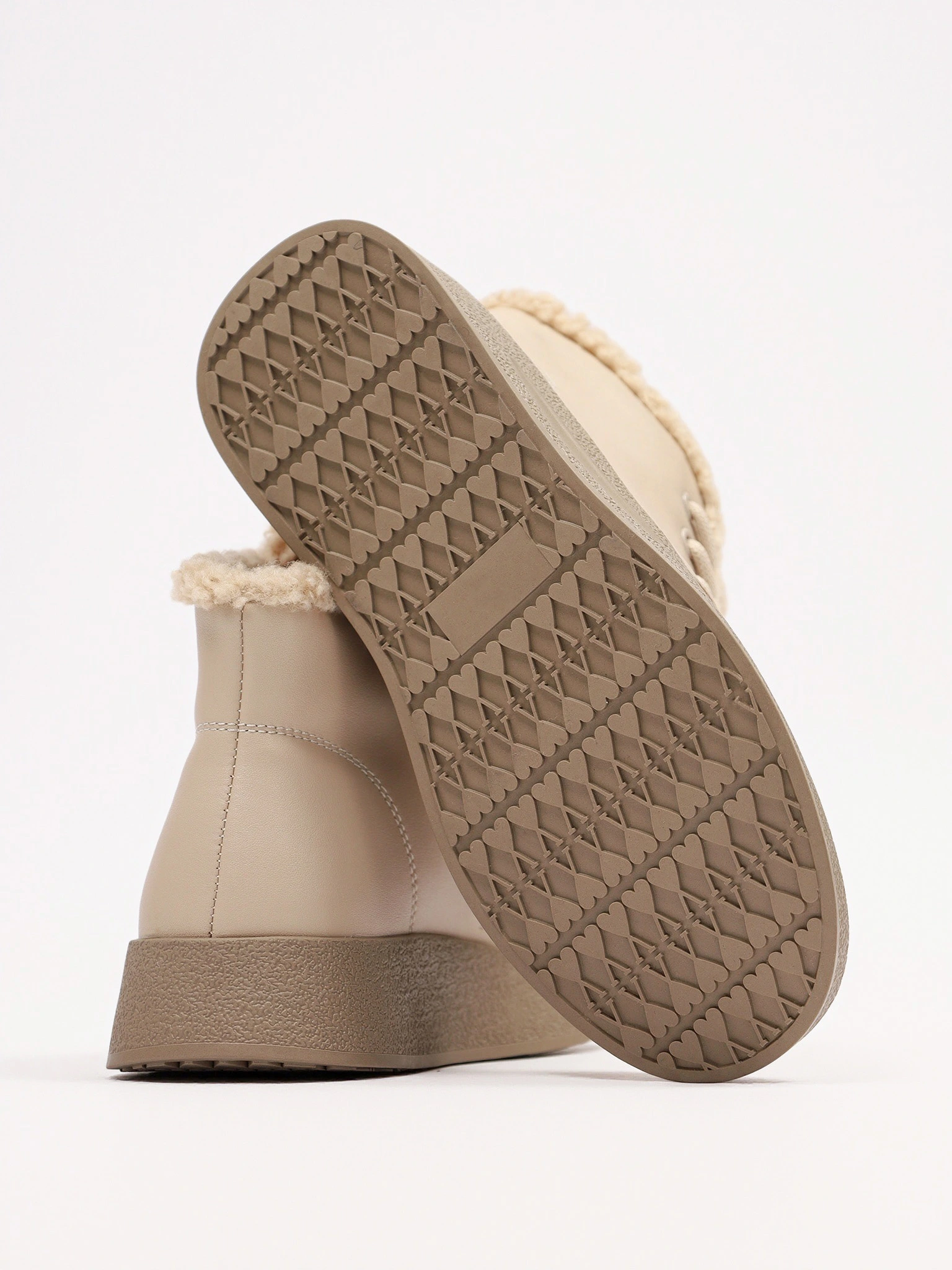 Ботинки бежевого цвета на средней платформе с меховой отделкой